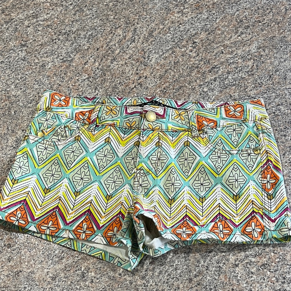 Tinseltown Colorful Geometric Patterned shorts - size 7